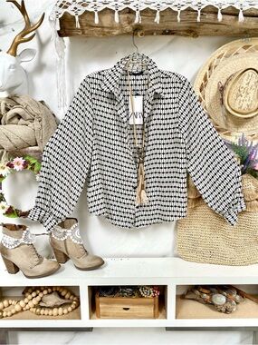 Trendy Zara Black & White Geometric Button-Up Blouse/cover up resort vacay vibe